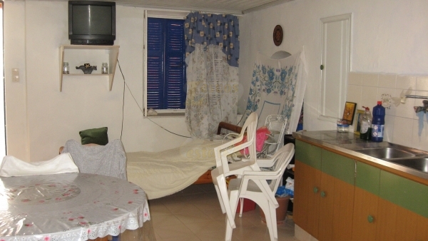 Πωλείται μονοκατοικία στο Πλωμάρι Λέσβου.