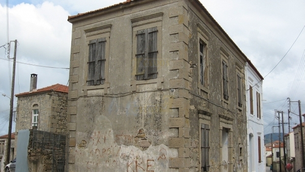 Πωλείται παλαιά πέτρινη γωνιακή οικία στον Πολιχνίτο Λέσβου.