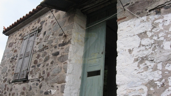 Πωλούνται δύο παλαιές πέτρινες κατοικίες στο Σκαλοχώρι Λέσβου.