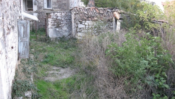 Πωλούνται δύο παλαιές πέτρινες κατοικίες στο Σκαλοχώρι Λέσβου.