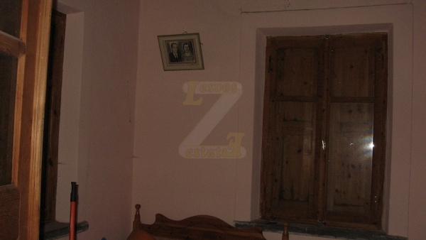 Πωλείται παλαιά πέτρινη οικία στον Σκουτάρο Λέσβου.