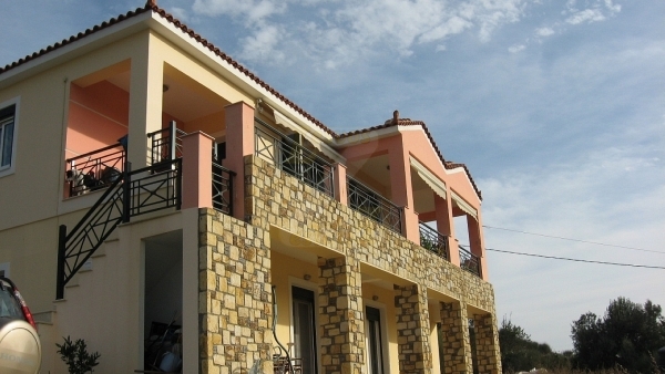 Πωλούνται δύο (2) διαμερίσματα στην Χαραμίδα Λέσβου.