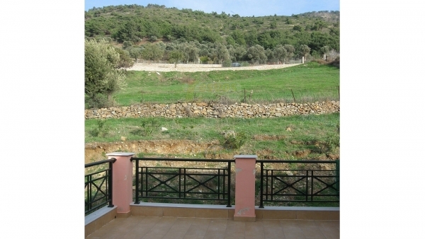 Πωλούνται δύο (2) διαμερίσματα στην Χαραμίδα Λέσβου.