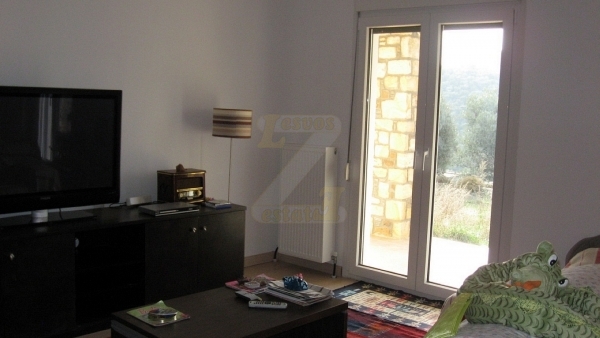 Πωλούνται δύο (2) διαμερίσματα στην Χαραμίδα Λέσβου.