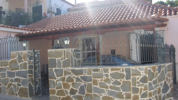 Πωλείται μονοκατοικία στην Άργεννο Λέσβου.