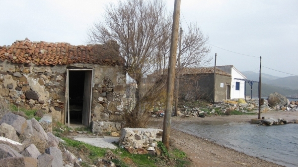 Πωλείται παλιά μονοκατοικία στον Γαβαθά Λέσβου.
